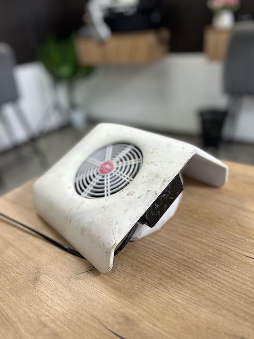 Пылесос и подставка маникюрный