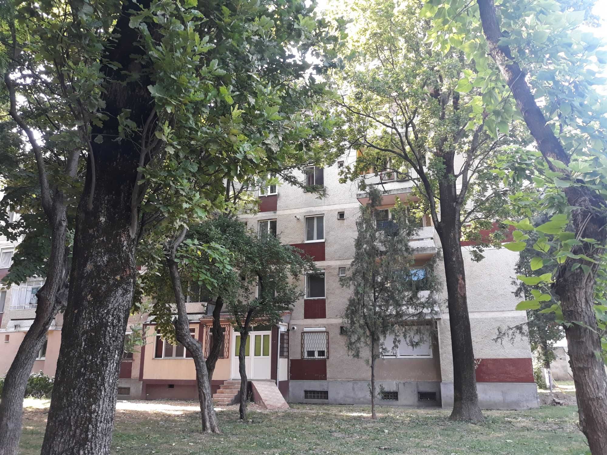 Dau in chirie apartament cu 3 camere zona Spital Judetean-Piata Somes