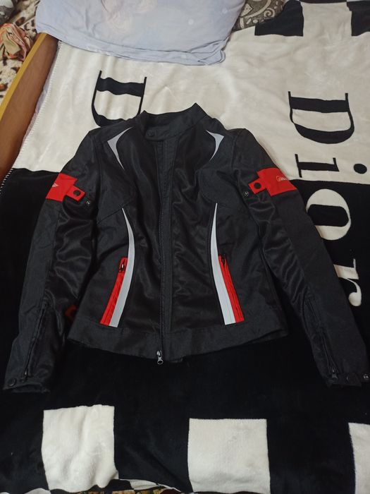 Продам мото куртку женскую. Размер М