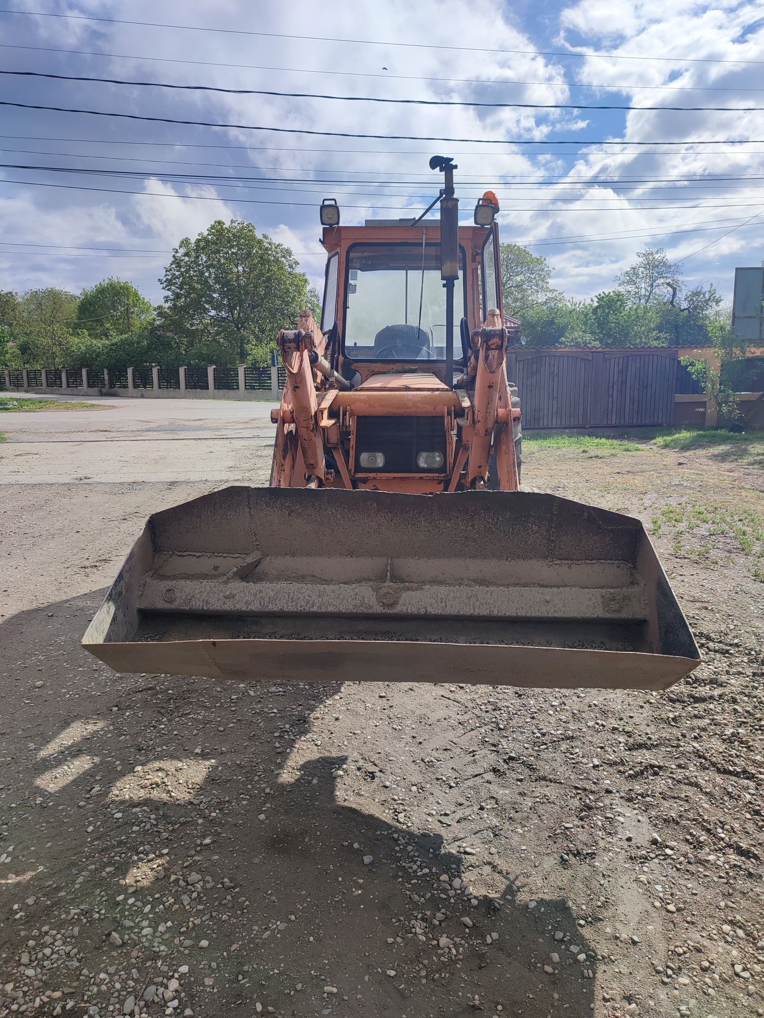 Tractor cu încărcător