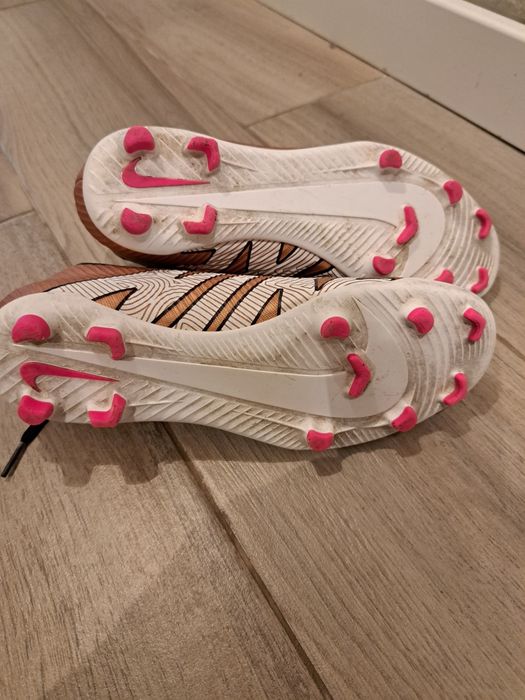 Nike бутонки номер 40,5