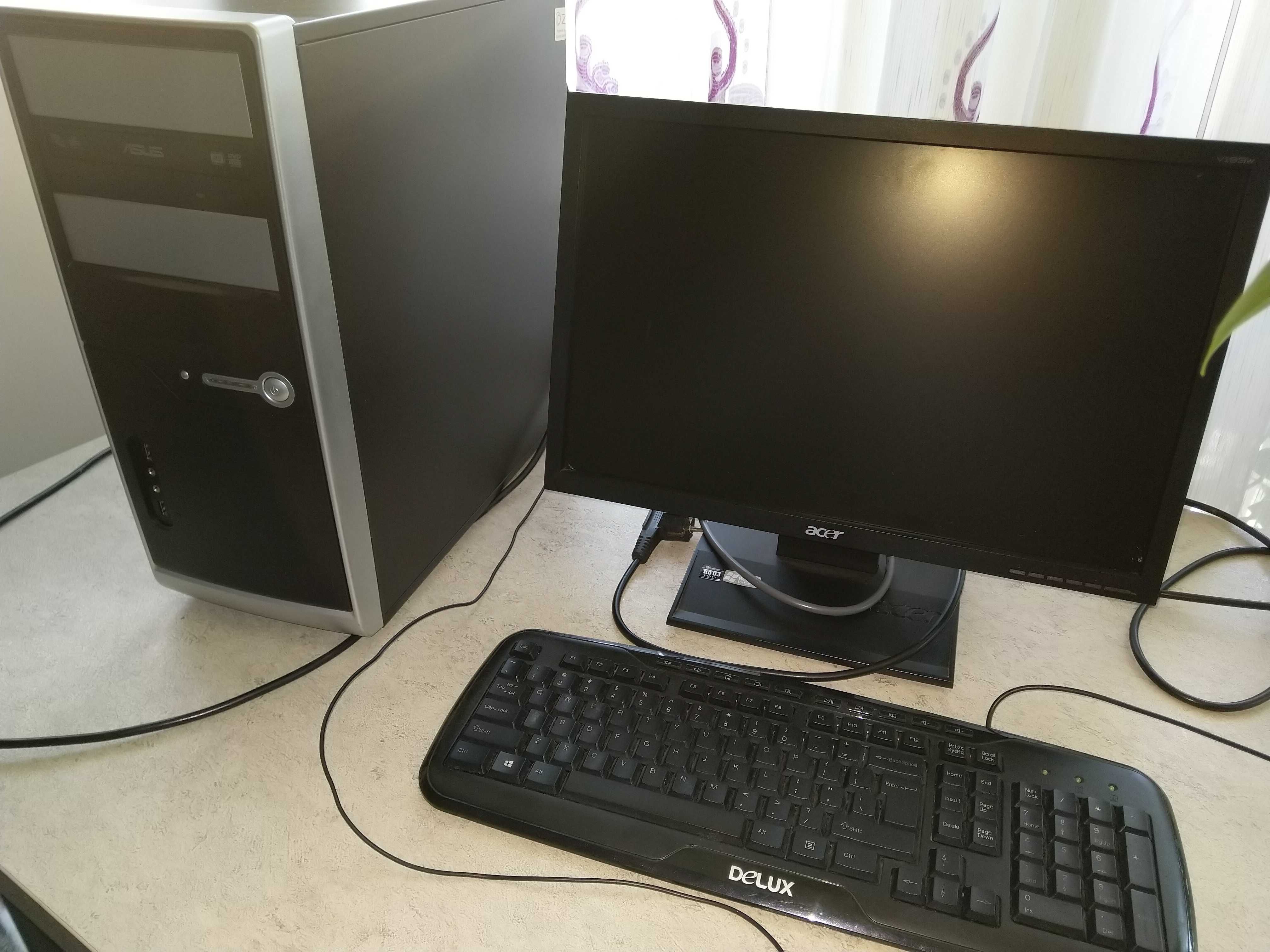 Vând unitate pc, monitor de 17 inch, tastatură și mouse