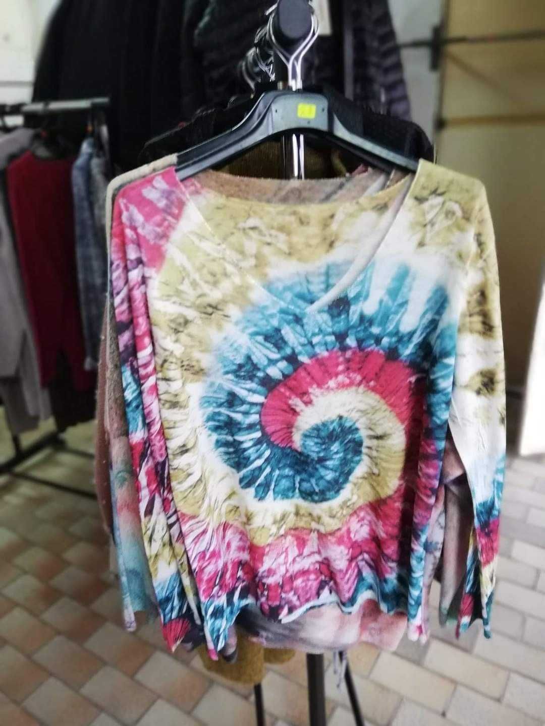 Продава нови дрехи на килограм от затворил магазин във Видин