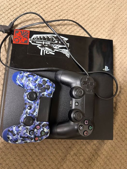 Vând PS4 cu 4 jocuri și 2 manete incluse