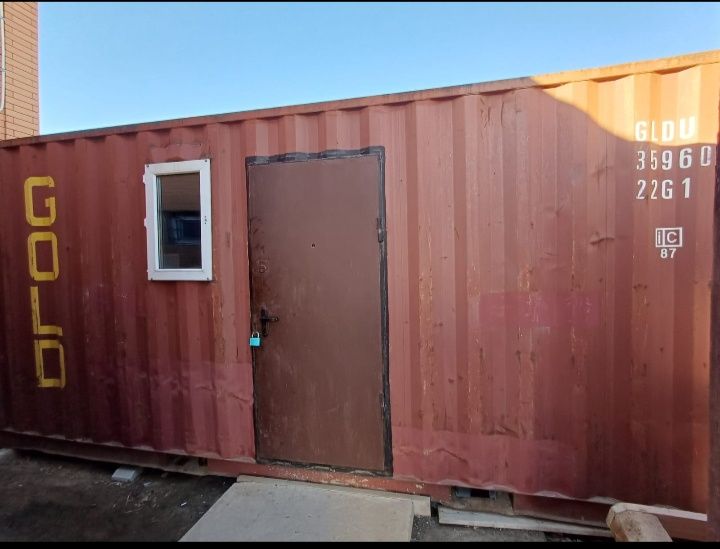 Контейнер под кладовку 20 фут. с дверю и с окном.