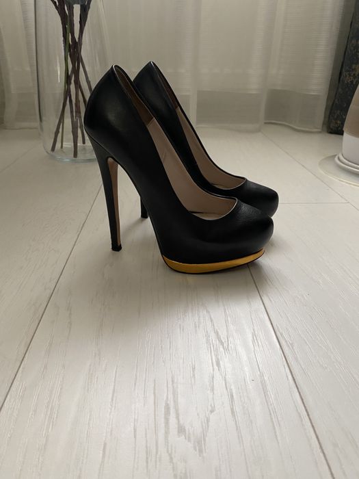 Pantofi din pile cu accesoriu auriu ,Zara