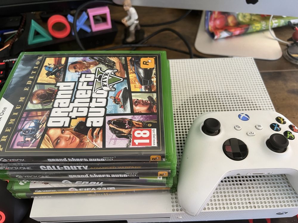Consola xbox one s plus jocuri(fifa23,gta5)