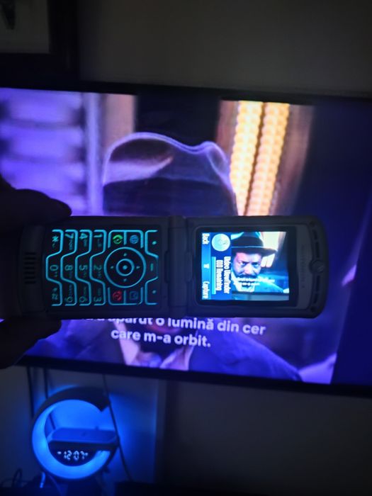 Motorola razr V3 cu accesorii originale ( orice rețea)