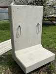 Vand element din beton in forma de L, dimensiuni mari.
