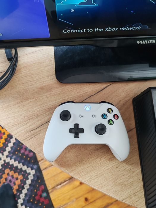2X Xbox one 500 GB +оригинален безжичен джойстик+2ве хитови игри!