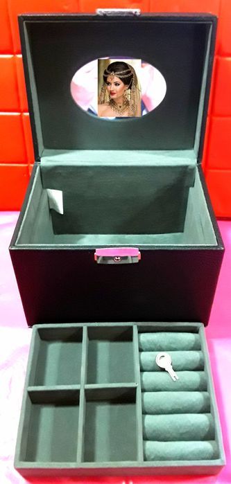 CASETĂ PENTRU BIJUTERII cu oglindă posibilitate încuiere NOUĂ 90 Lei