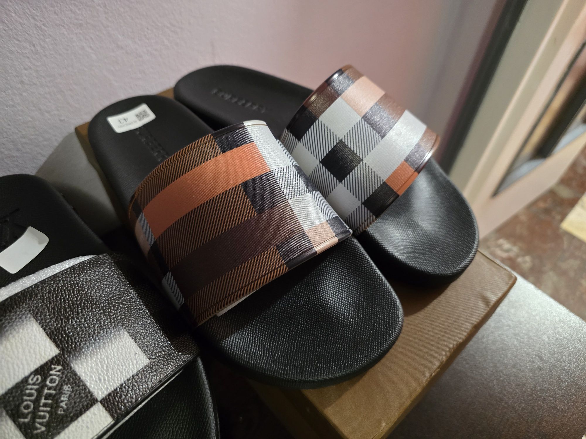 Продавам маркови чехли - Dsqared2, Karl Lagerfeld, Burberry,Balenciaga