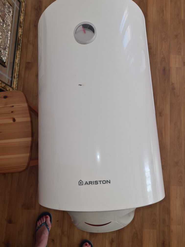 Vând  boiler electric Ariston - foarte puțin folosit.