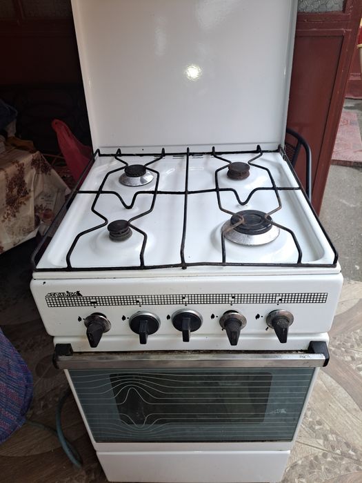 Vand aragaz cu 4 ochiuri si cuptor  cu ceas si furtun