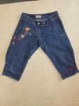 Blugi DENIM 3/4 cu flori cusute manual