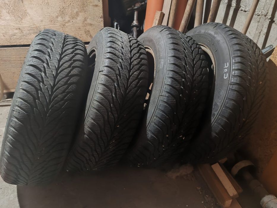 Vând anvelope iarna 195/60 r15
