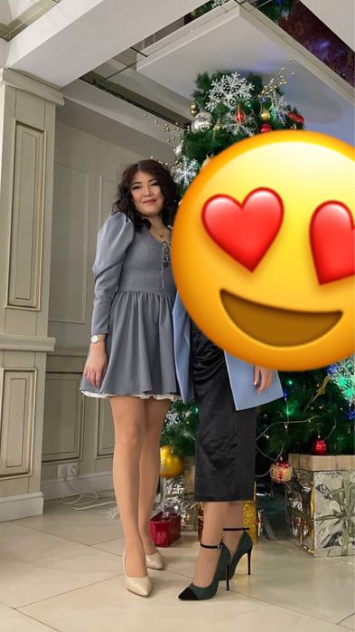 Нарядное короткое платье в нежно-сером цвете