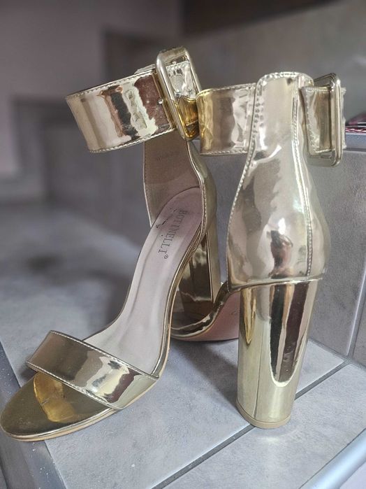 Високи златисти сандали