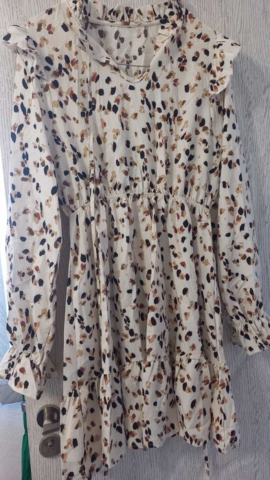 Две чисто нови рокли. Изпращам с еконт за моя сметка