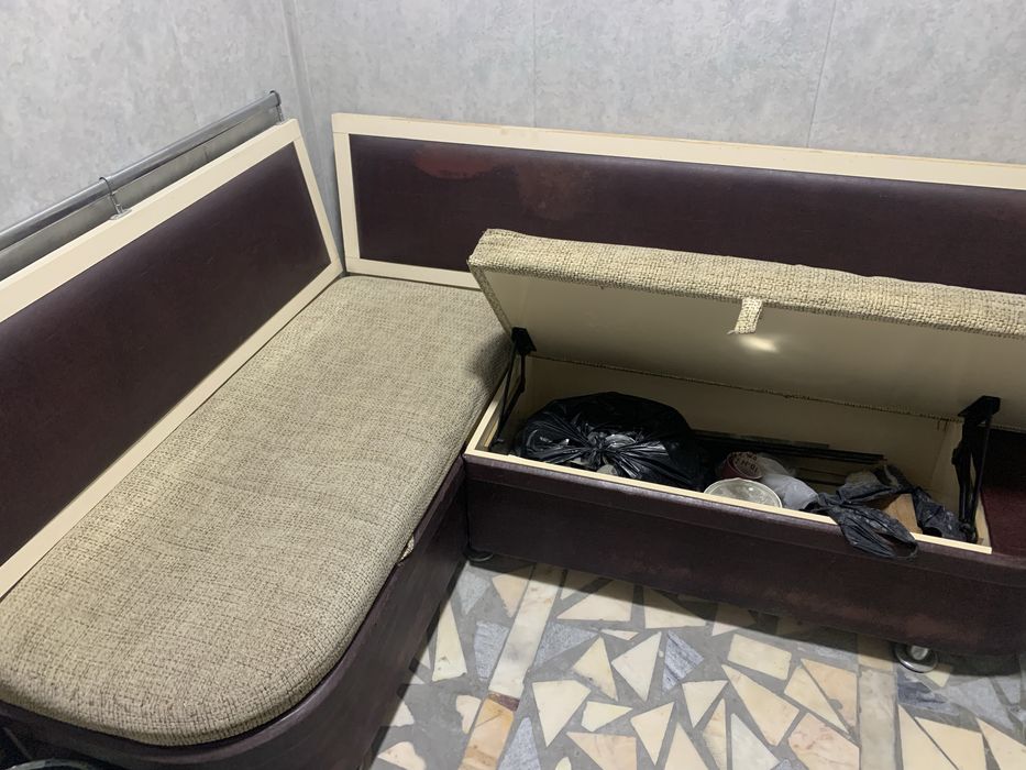 Диван б/у хохлаган жойиглага койурасла