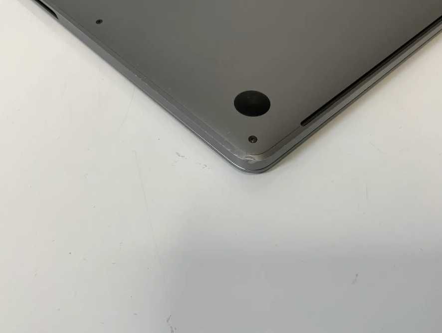 Apple MacBook Pro 15.4", Core i7 a 9-a generație, 32 GB RAM, 251 GB