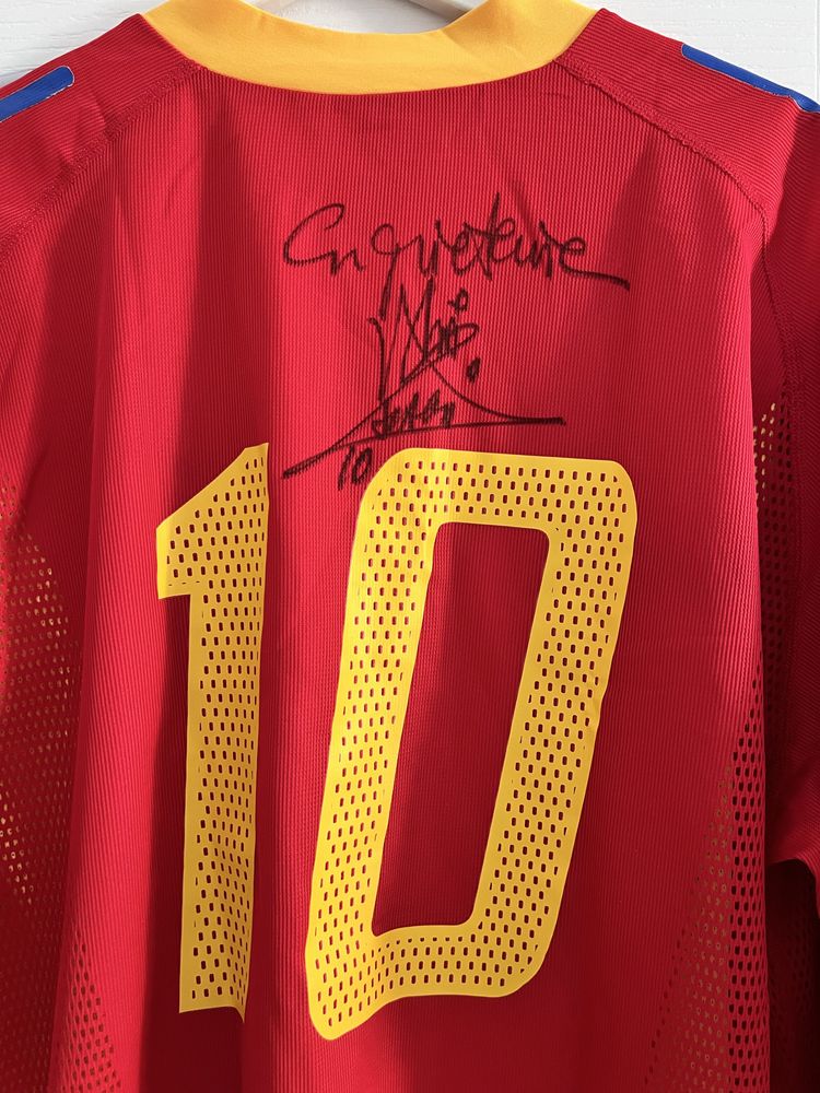 Tricou România cu semnătura olografă a lui Gheorghe Hagi