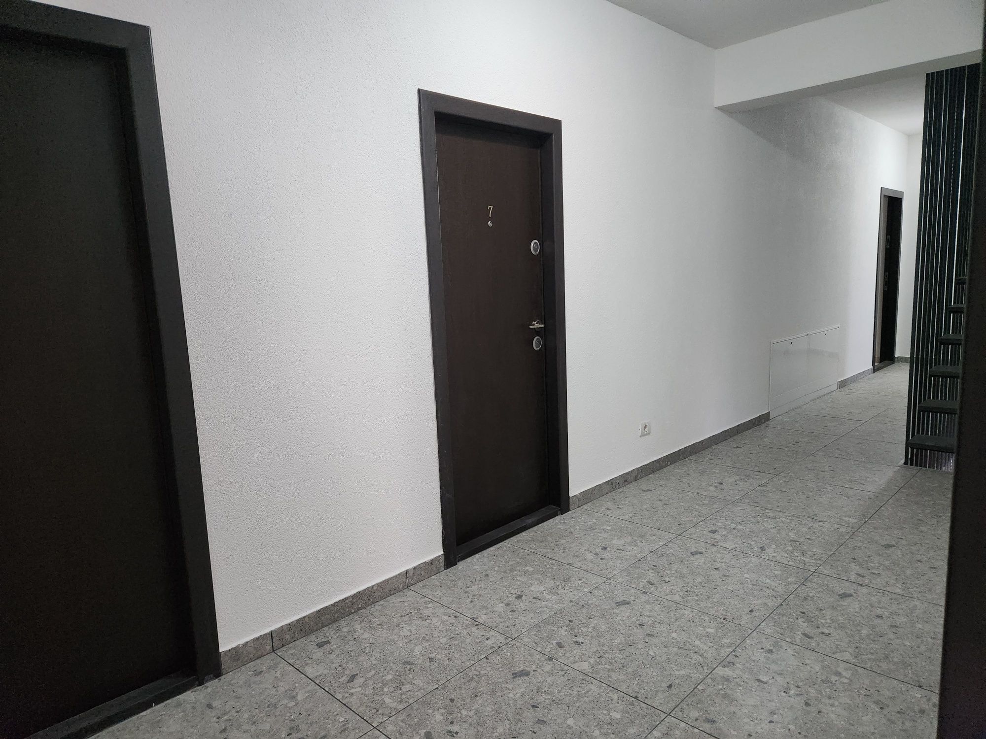 Închiriez clădire utilată/mobilată