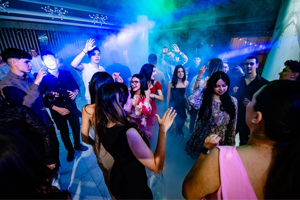 DJ, MC Evenimente, Schela Lumini Profesionale, Sonorizare, Scena.