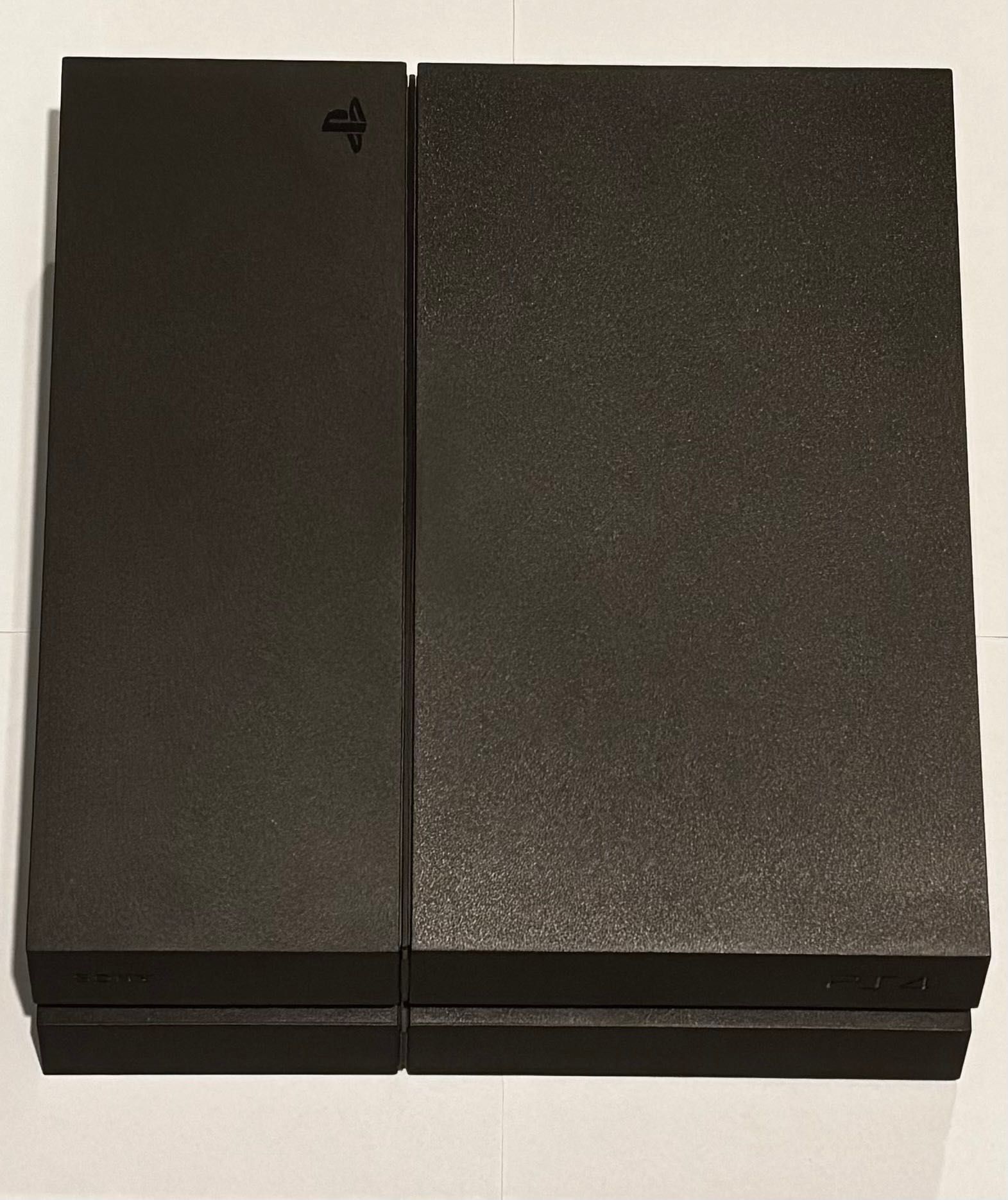 Playstation 4 1TB, 2 контролера, всички кабели и 8 игри