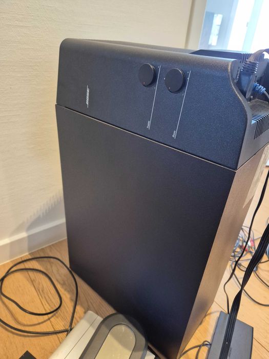 Bose subwoofer + една кубична тонколонка+ 2бр. дистанционно (тъч)+др.