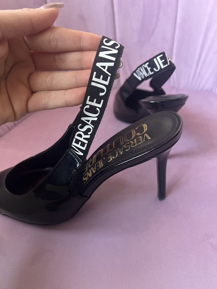 Черни обувки на ток Versace