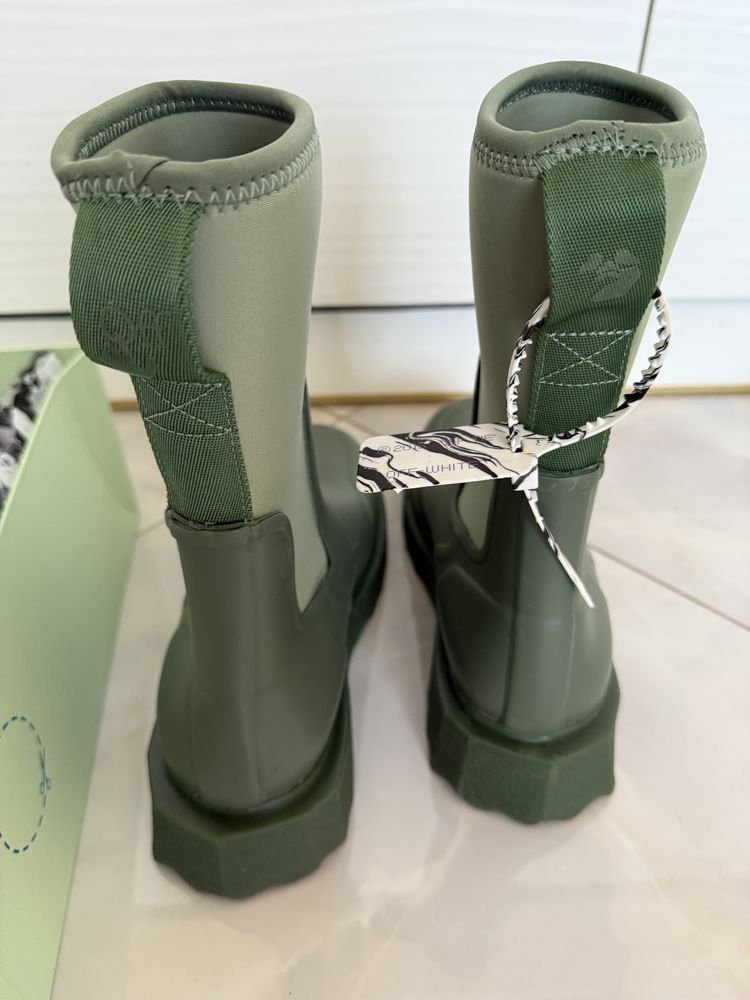 Чисто нови off-white боти