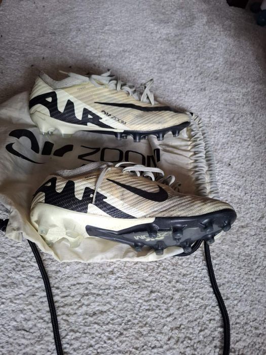 Продавам футболни обувки Nike ACC