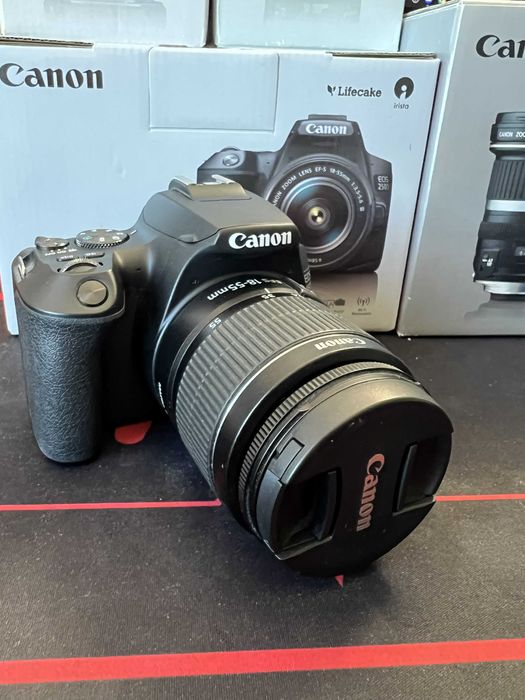 Canon 250D с обектив EF-S 18-55 f/5-5.6 III.