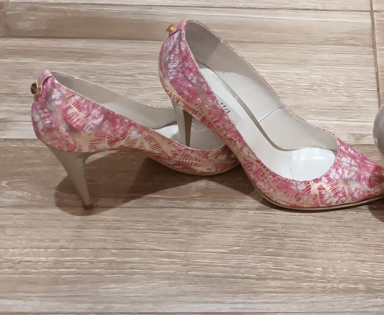 Pantofi cu toc stiletto