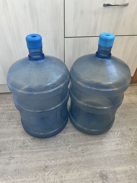 Бутыли для воды в хорошем состоянии
