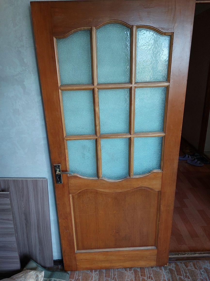 Продам не дорого   диван межкомнатные двери