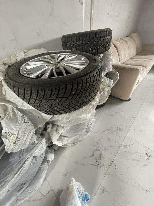 Продам шины 17 на тайоту 70