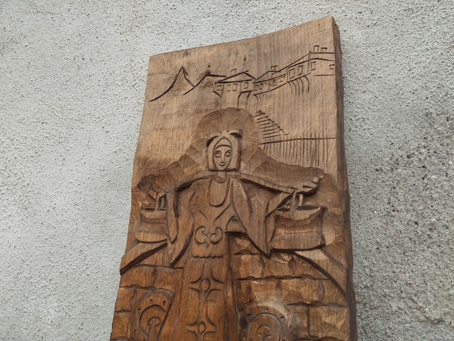 Дърворезба / Пано "Мома с кобилица "