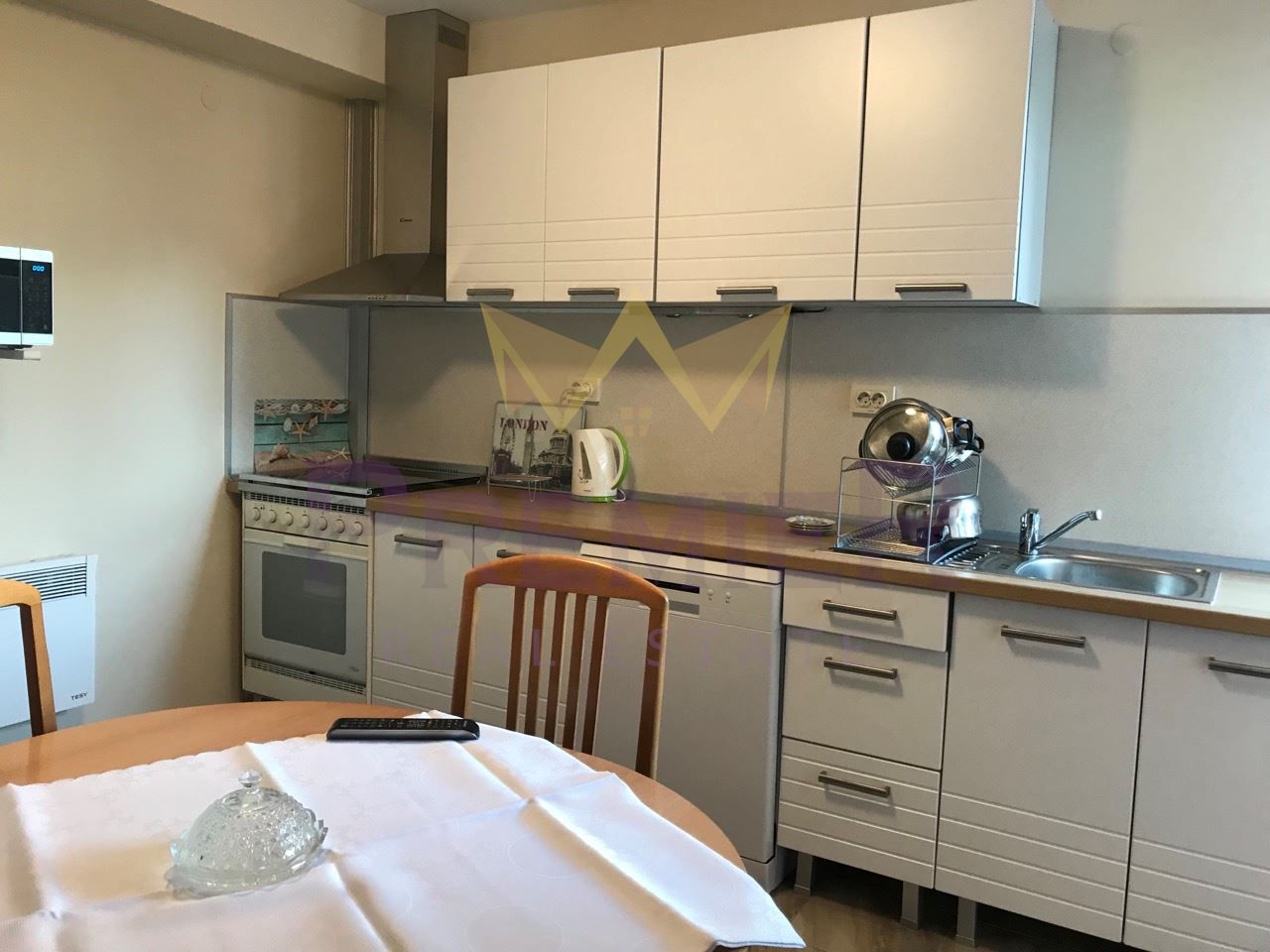 Дава се под наем Четиристаен апартамент в Варна, Окръжна болница - 120 кв.м за 900 € - Снимка #2