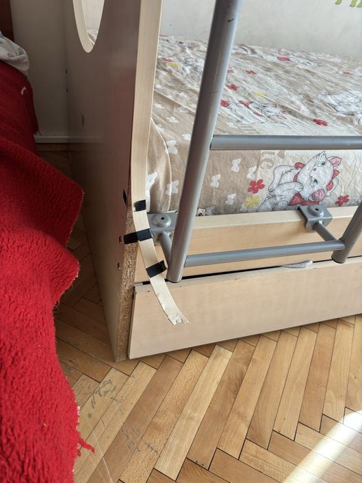 Двуетажно легло с два матрака