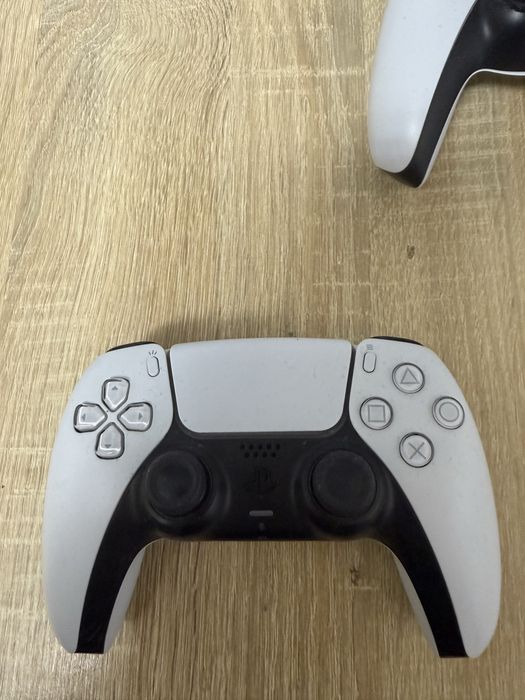 Ps5 digital + doua controlere