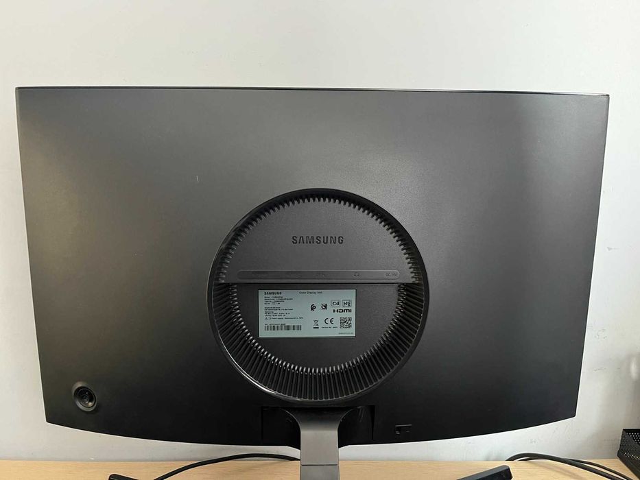 Samsung 24", 144Hz извит!