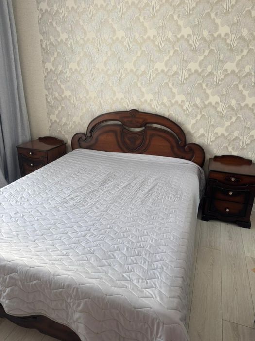 Продается кровать деревянная с матрасом и шкафами
