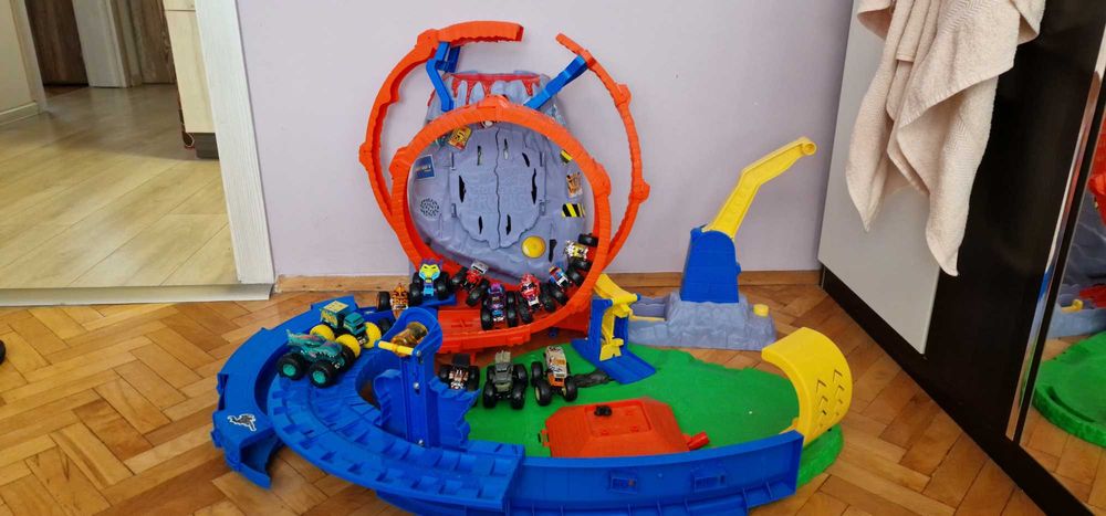 Hot Wheels Писта +13 джипа