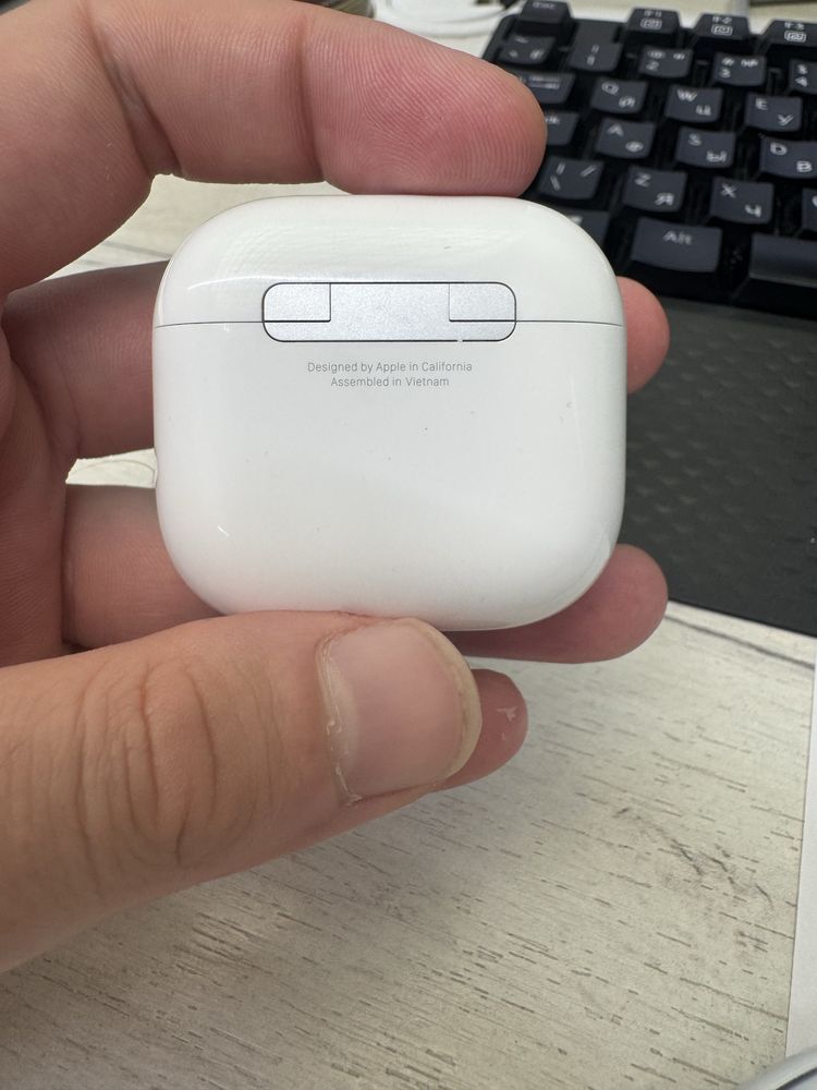 Продаю оригинальный Airpods 4