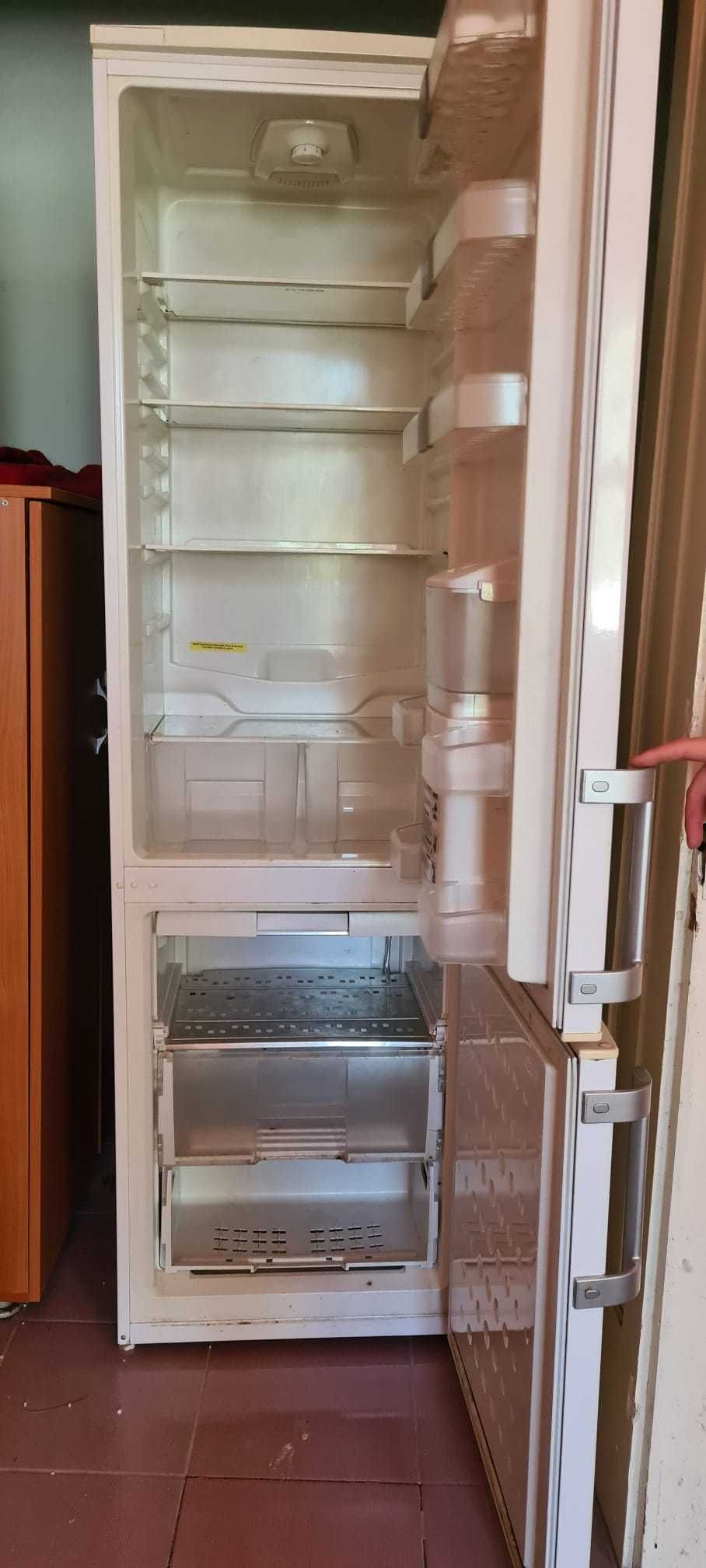 De vânzare frigider cu dozator