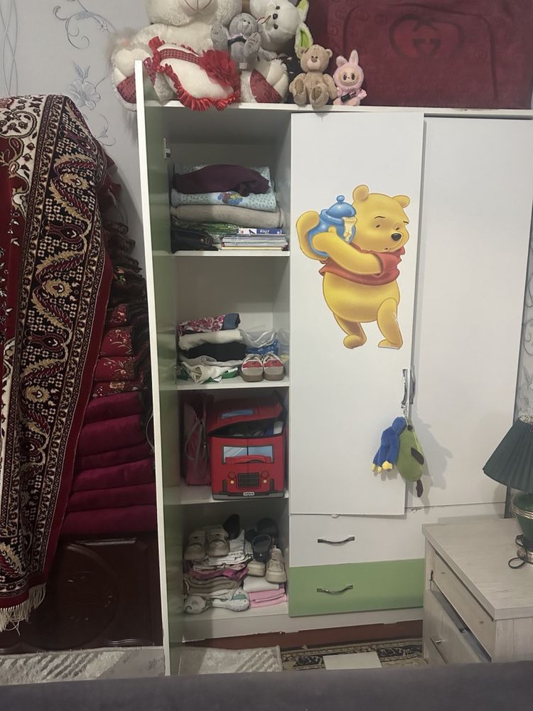 Detski shkaf dars qiladigan partasiyam bor