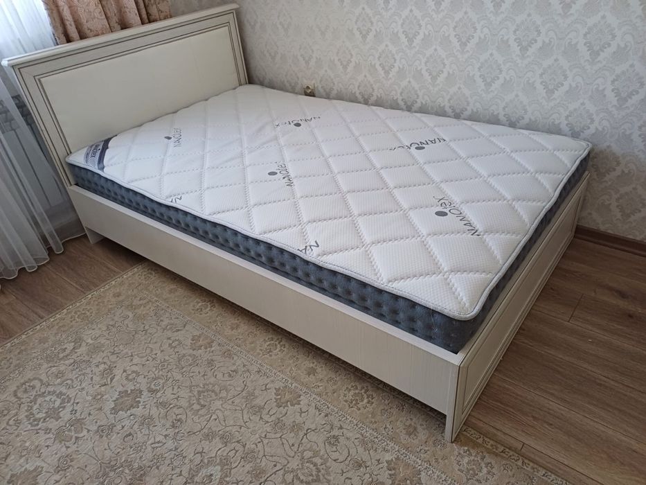 Кровать с матрасом и тумбочка