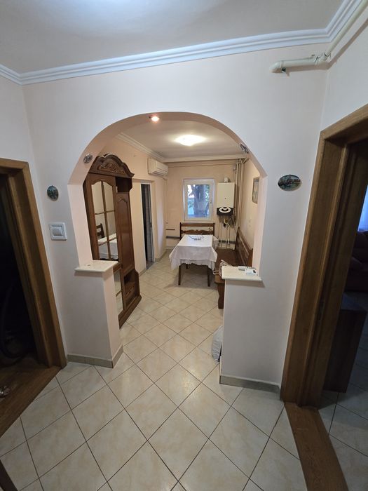 Închiriez apartament 2 camere.